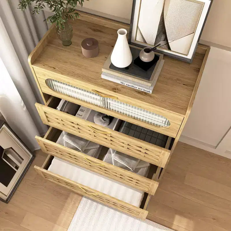 Commode verticale en bois avec quatre tiroirs et poignées dorées, style ferme, 105 cm de hauteur