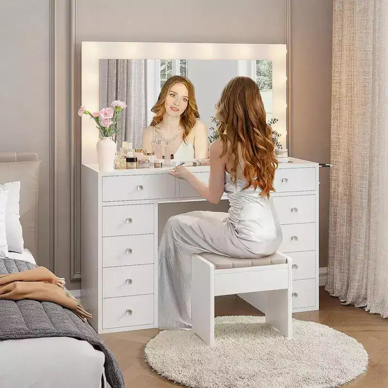 Coiffeuse de style rustique avec miroir éclairé à plateau en verre