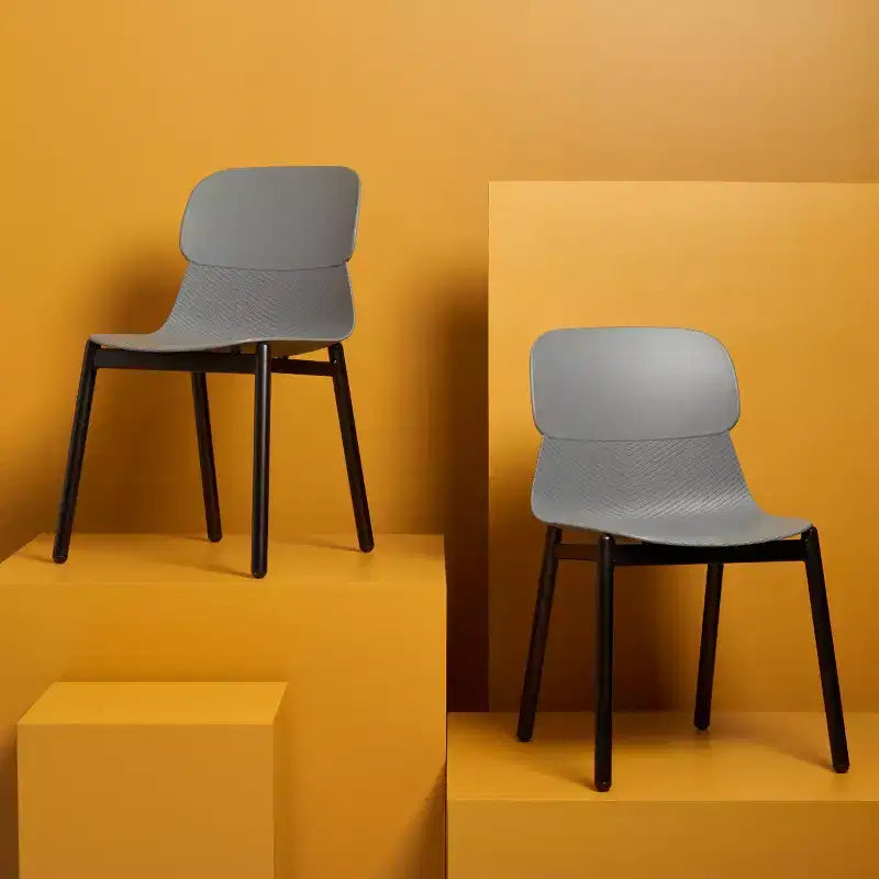 Chaise de salle à manger en plastique moulé