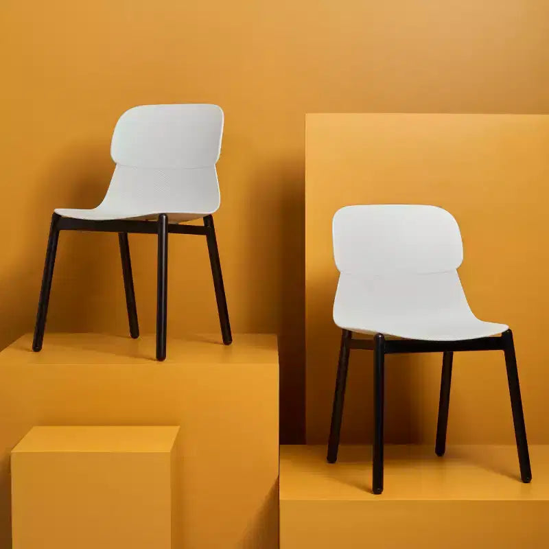 Chaise de salle à manger en plastique moulé