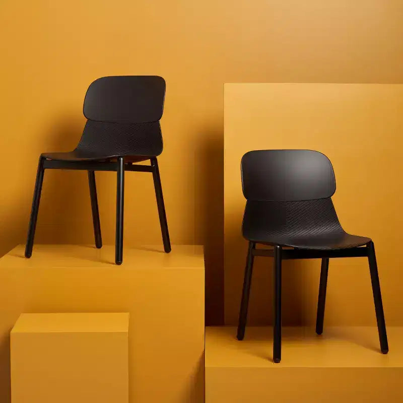 Chaise de salle à manger en plastique moulé