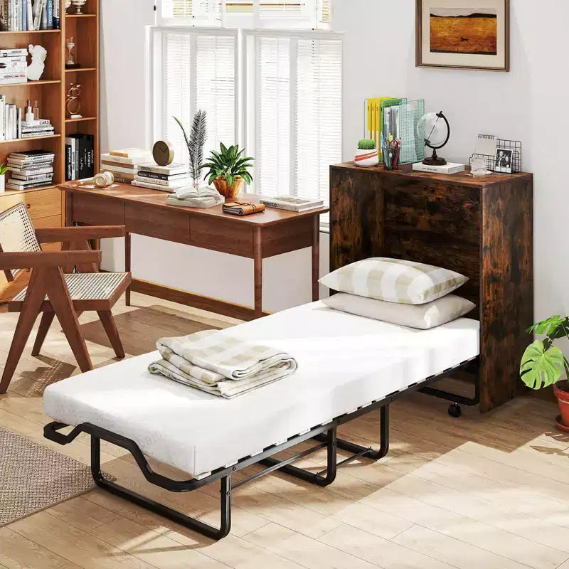 Lit bébé avec meuble de rangement roulant et lit pliant
